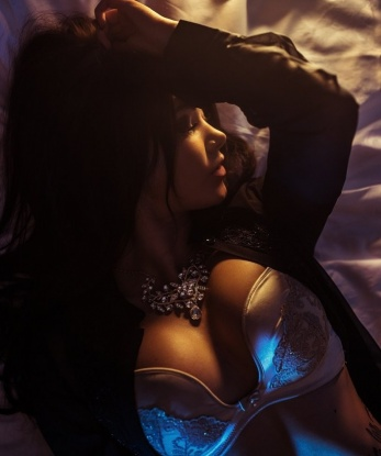 Искусительница с аппетитной фигурой и чувственными губками приглашает на незабываемый вечер. Могу быть нежной кошечкой или страстной львицей - выбор за тобой. Позвони, и я околдую тебя! 4363, 29 лет